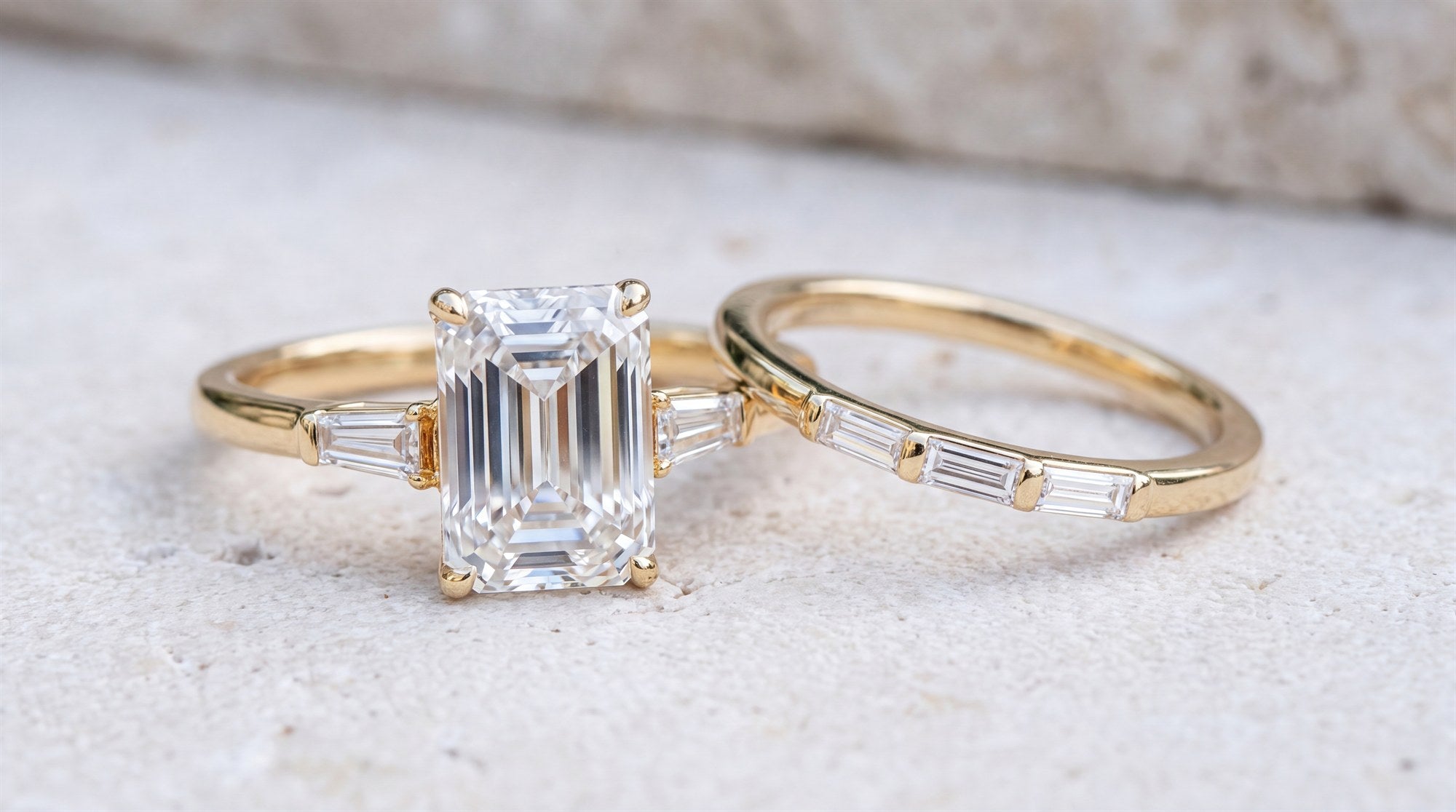 Welcher Ehering passt zu einem Smaragdschliff-Diamanten? Ein Leitfaden zur Kombination