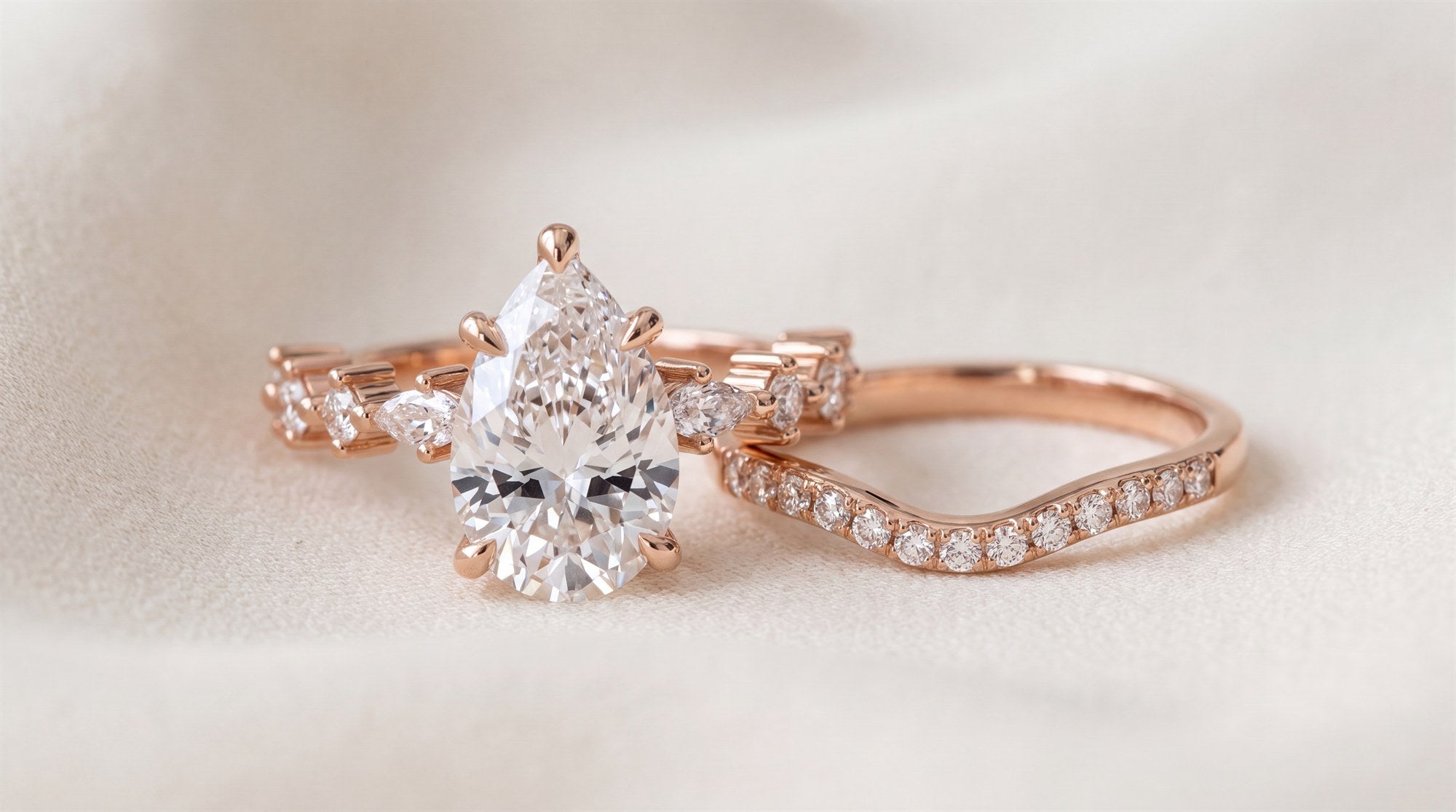 ¿Qué alianza combina con un diamante talla pera? Guía de combinación