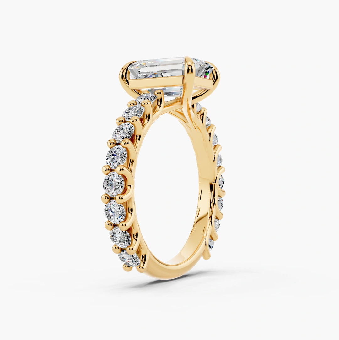 Emerald yellow gold setting, angled view