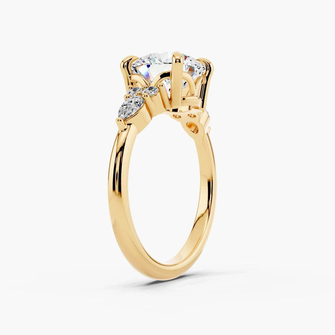 Round yellow gold setting, angled view