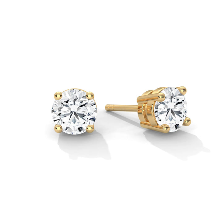 Diamond stud earrings set in yellow gold, sparkling and elegant perfect for adding a touch of luxury to any outfit.